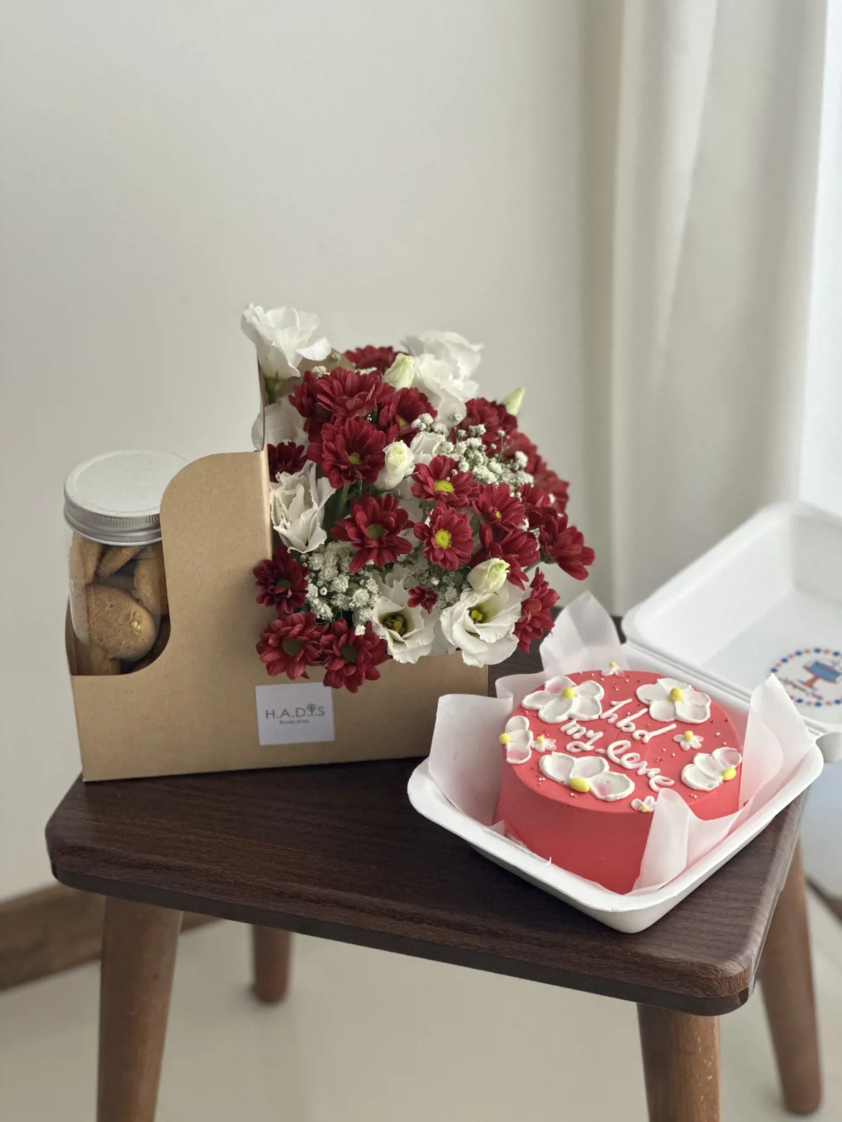 گل و کیک به همراه کوکی