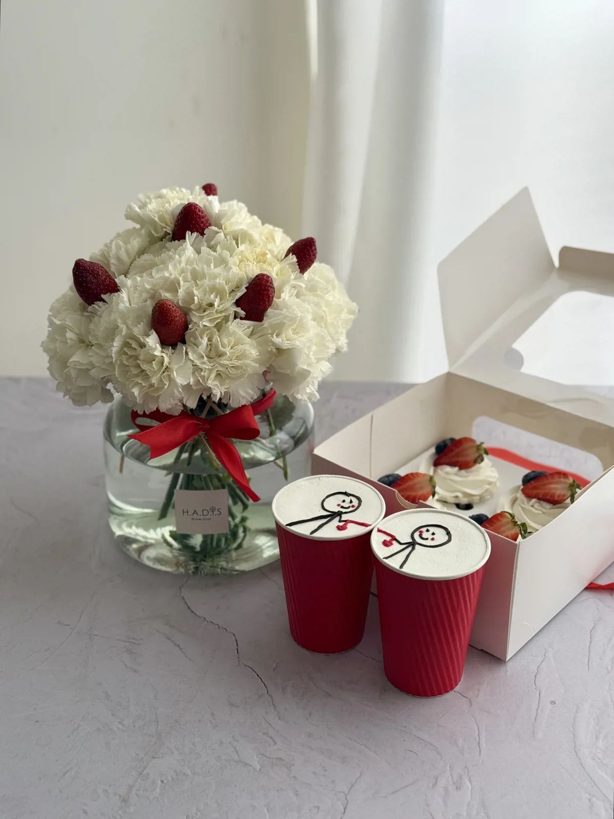 گل و کاپ کیک توتفرنگی