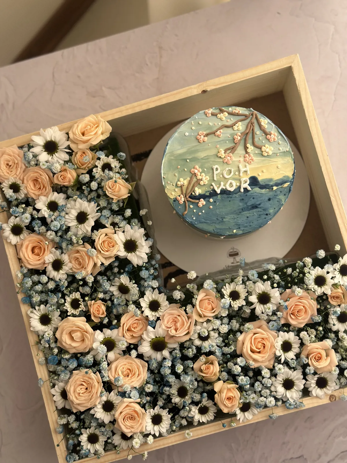 گل و کیک ترکیبی شکوفه های ژاپنی
