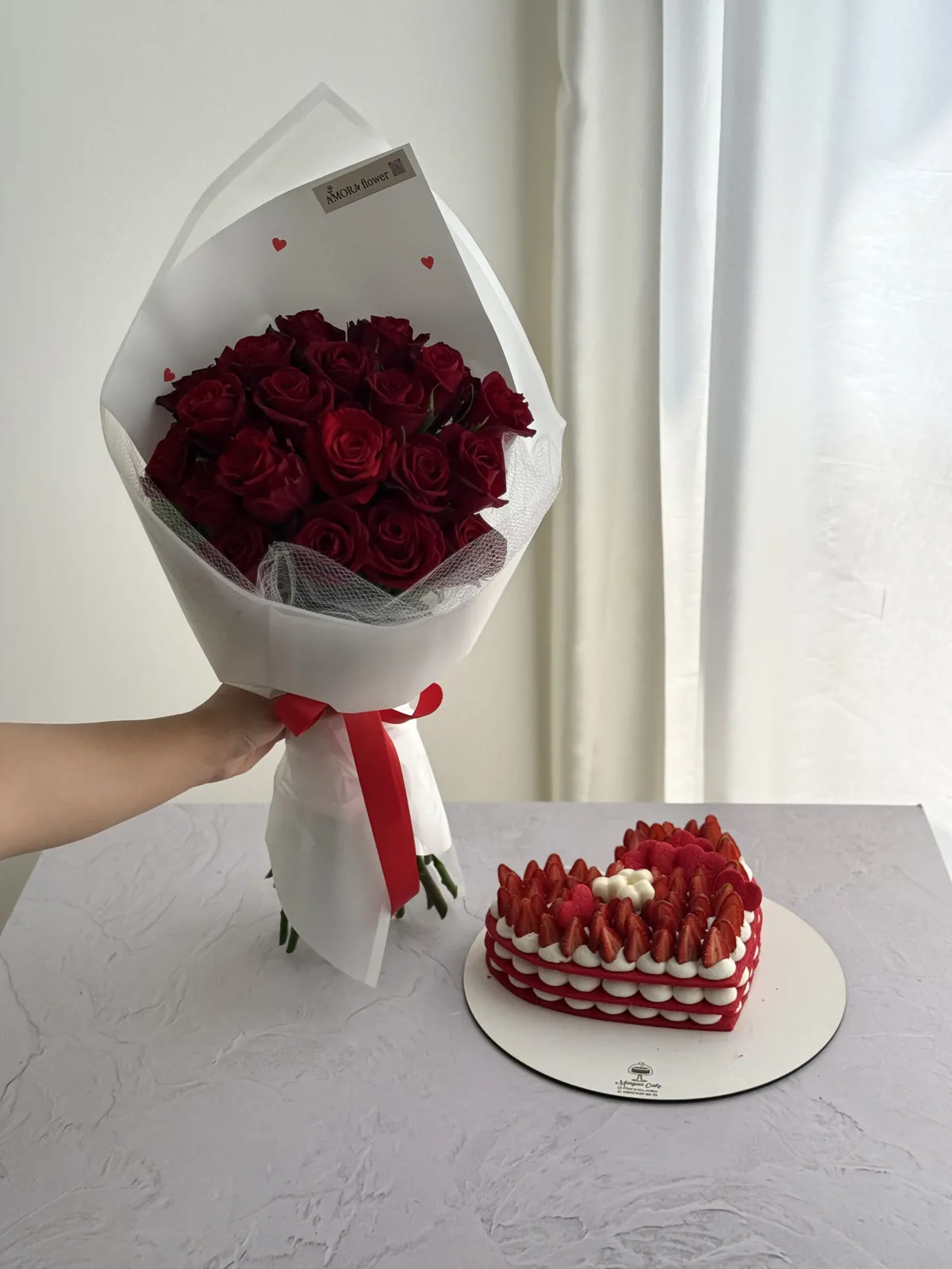 گل و کیک قلبی