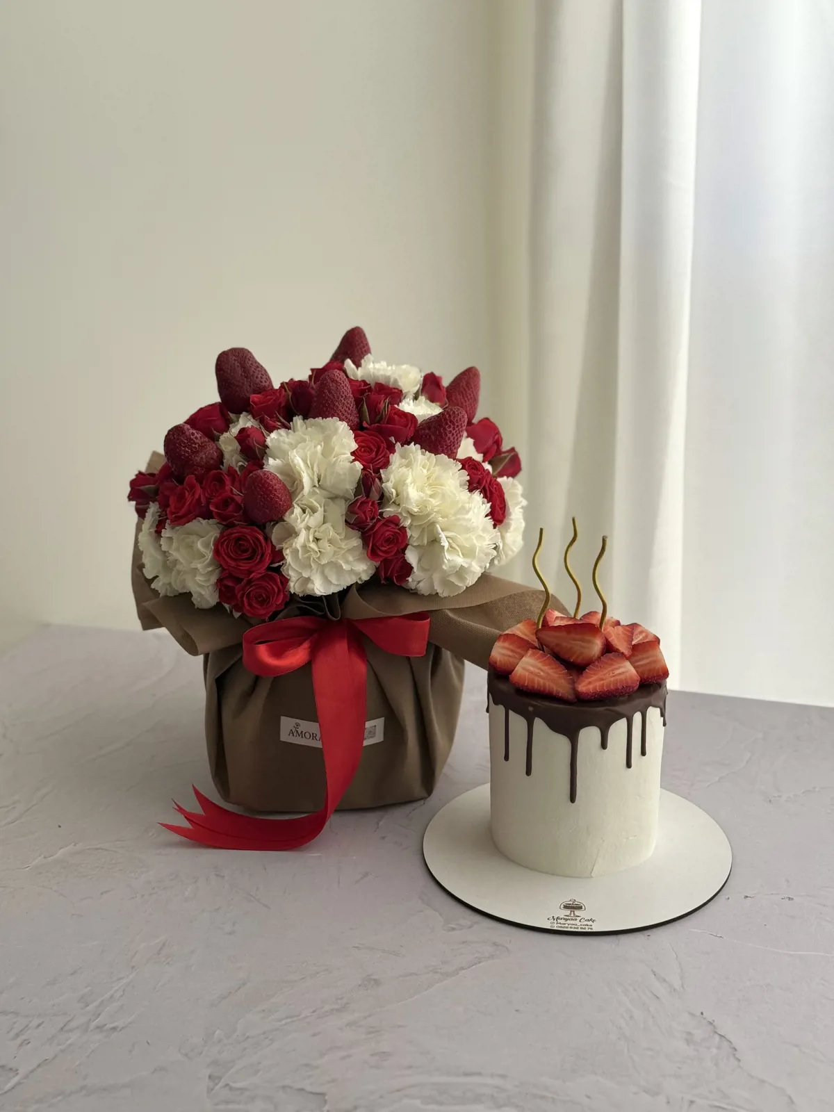 گل و کیک شکلات توتفرنگی
