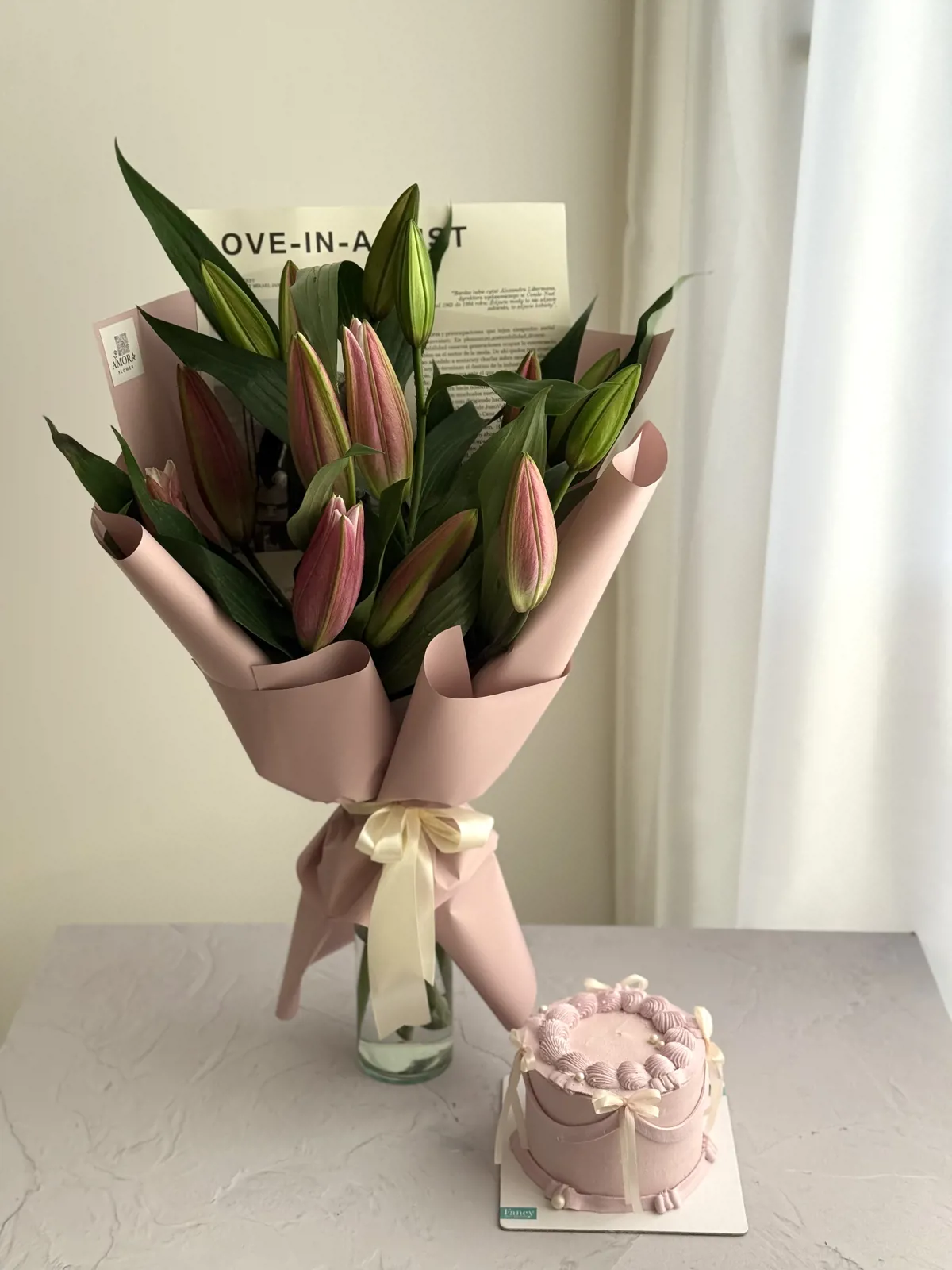 گل و کیک چیزکیک توتفرنگی